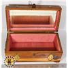 Image 1 : VINTAGE WOOD JEWELRY BOX WITH BRASS ASCENTS
