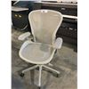 Image 2 : MINERAL GREY HERMAN MILLER AERON FULLY ADJUSTABLE TASK CHAIR WITH LEATHER ARM RESTS (SIZE B)