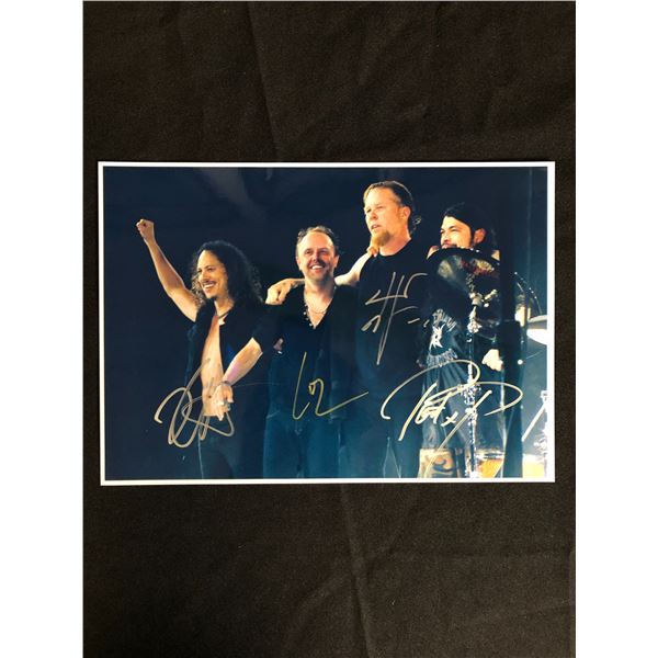 METALLICA BAND SIGNED 8 X 10 CONCERT PHOT ( RA COA)