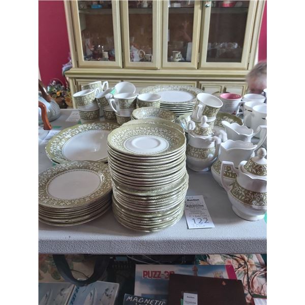 Stoneware dinner set Cat B