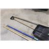 Image 3 : Rake Broom Plastic Shovel Drywall Post