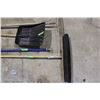 Image 4 : Rake Broom Plastic Shovel Drywall Post