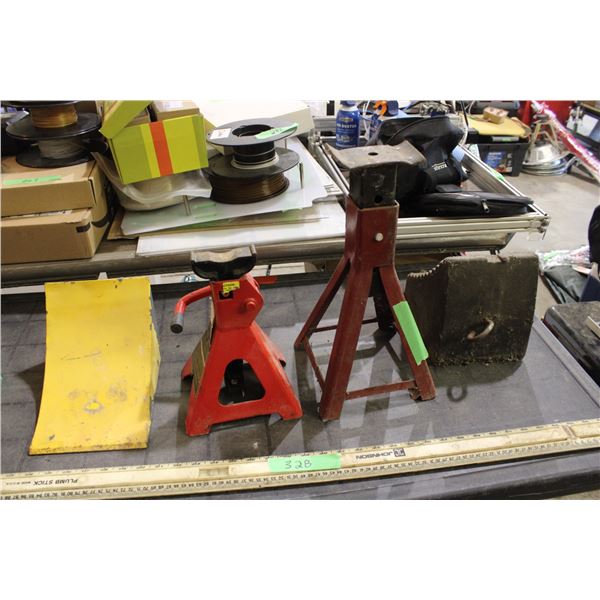 2 Jack Stands with 2 Tire Stops