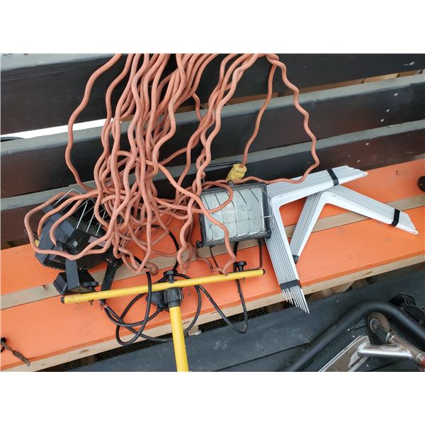 864 --  Construction Light, Shelf Brackets & Extension Cord