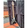 Image 2 : 894 --  Yamaha Bass Guitar in Case