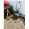 Image 1 : Lamp and basket