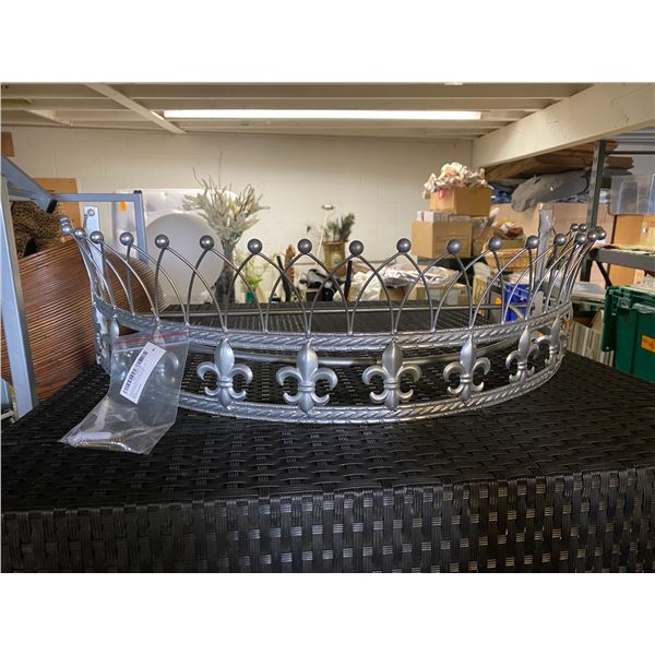 Wall hanging crown (2)