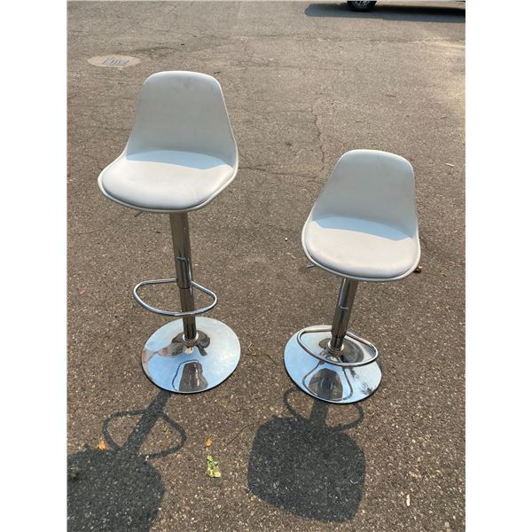 2 adjustable stools