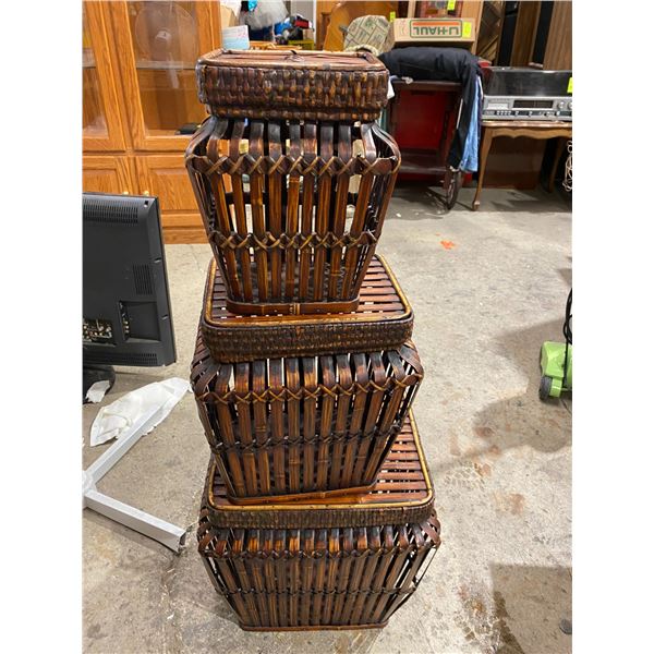 2 sets of nesting baskets