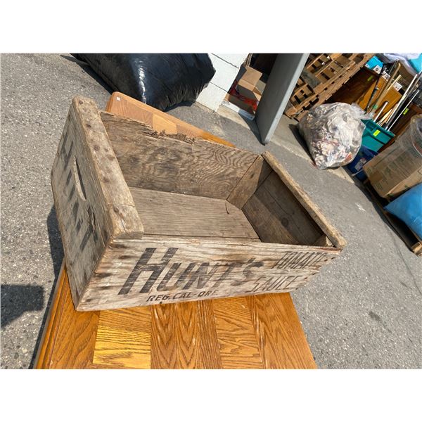 Rustic wood crate hunts tomatoe sauce