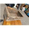 Image 1 : Rustic wood crate hunts tomatoe sauce