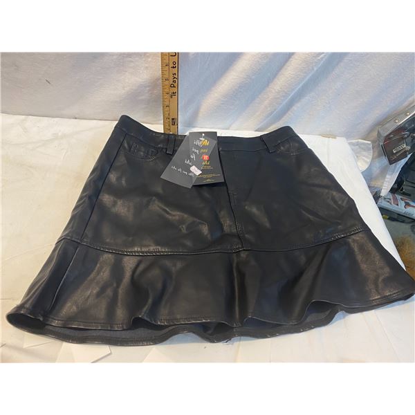 Skirt new says xl not sure that’s correct