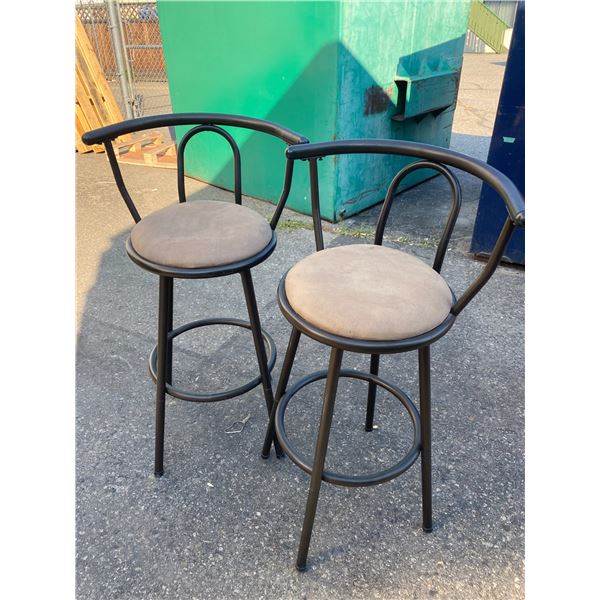 Pair swivel stools