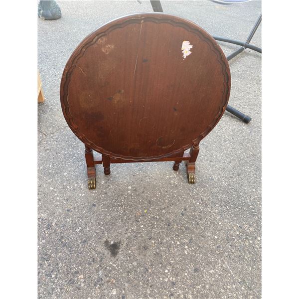 Folding accent table