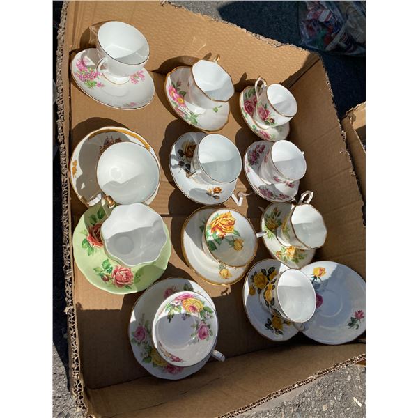Lot tea cups and saucers