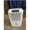 Image 1 : SEVILLE CLASSICS ELECTRIC TOWER FAN & WHITE KENMORE PORTABLE AIR CONDITIONER