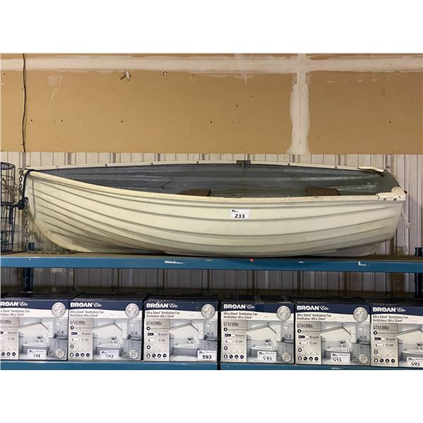 7' WHITE 2 PERSON FIBERGLASS ROW BOAT WITH WOODEN TRANSOM