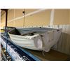 Image 3 : 7' WHITE 2 PERSON FIBERGLASS ROW BOAT WITH WOODEN TRANSOM