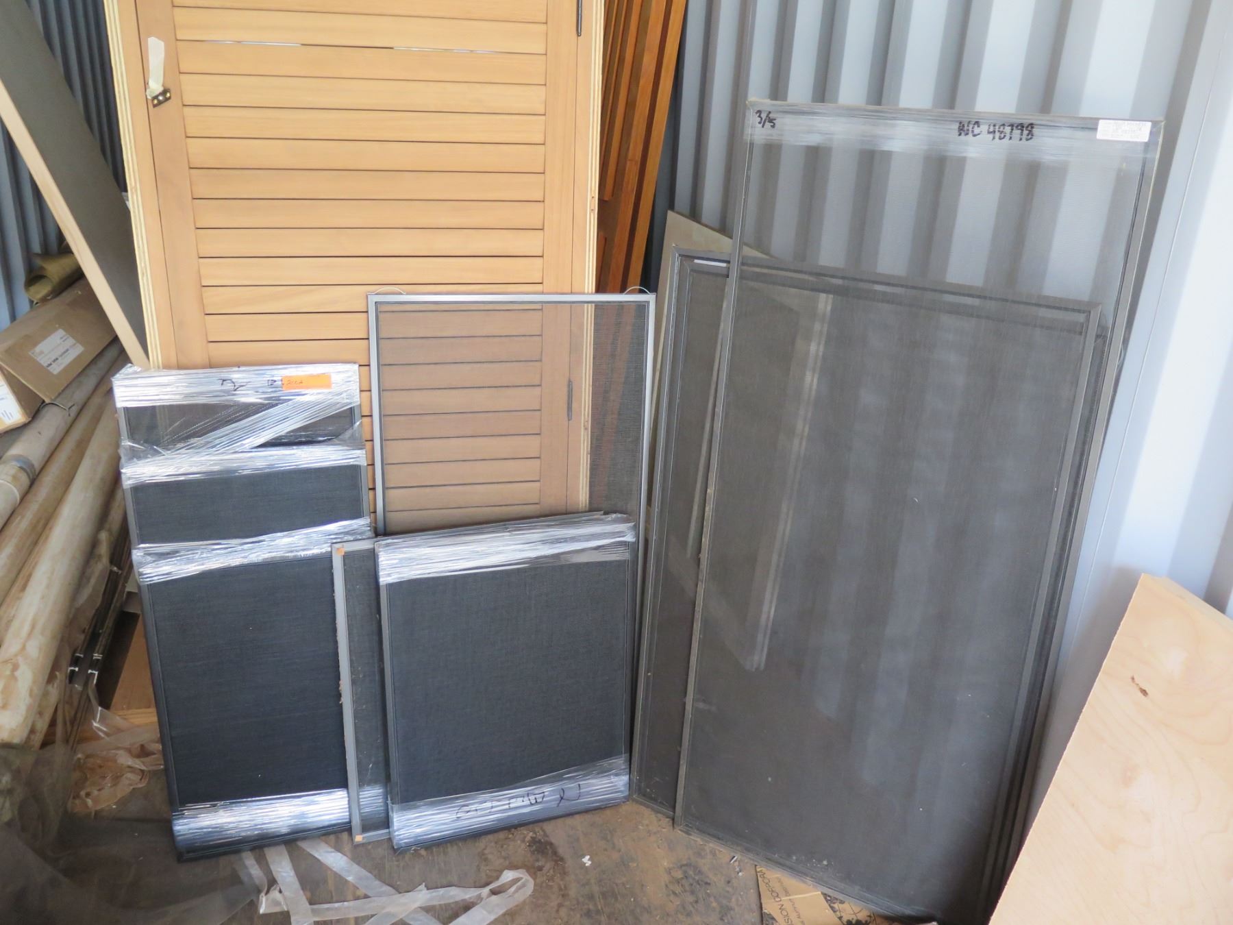 Misc. aluminum box frame screens. Various sizes. - Oahu Auctions