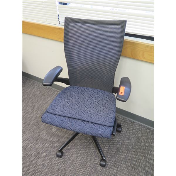 Rolling Adjustable Office Arm Chair w/ Mesh Back