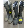 Image 1 : PAIR OF WINTER BOOTS & PAIR OF RUBBER BOOTS