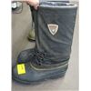 Image 3 : PAIR OF WINTER BOOTS & PAIR OF RUBBER BOOTS