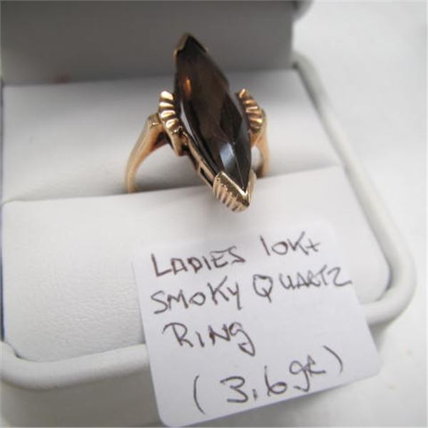 LADIES 10KT SMOKED QUARTZ RING, 3.6G