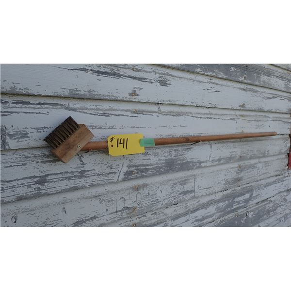 WIRE BRUSH WITH A LONG HANDLE