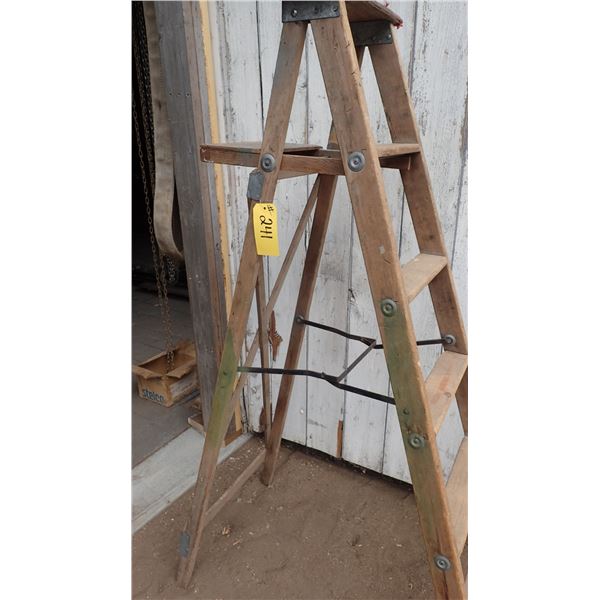 6' WOODEN STEP LADDER
