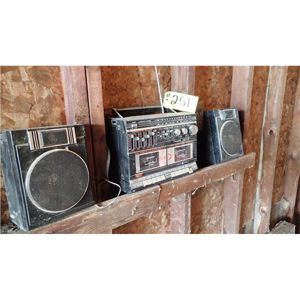 GENERAL ELECTRIC BOOM BOX WITH REMOVABLE SPEAKERS