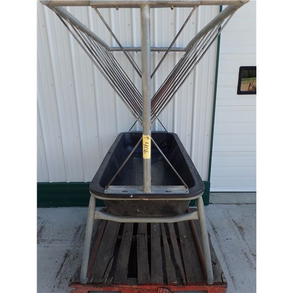 HAY FEEDER
