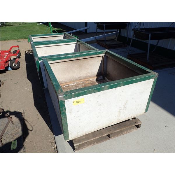 WOOD HORSE FEEDER 4' X 4' X 2' METAL CAPPED ON TOP EDGE AND CORNERS