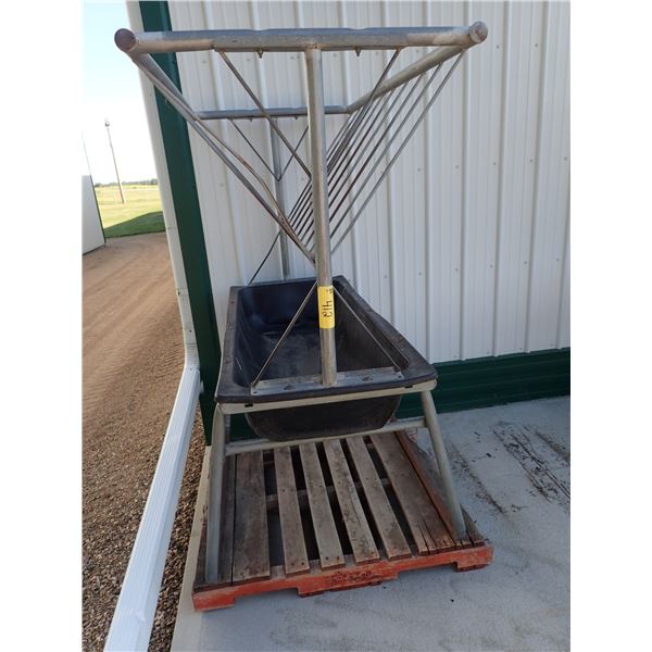 HAY FEEDER