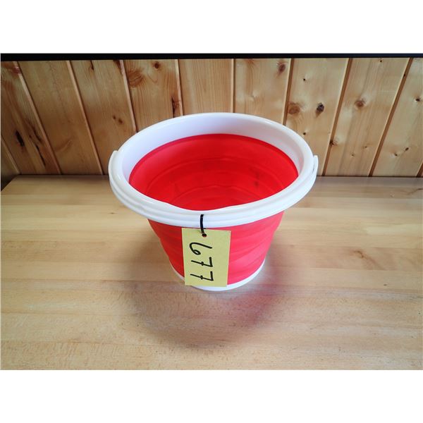 1 - SILICONE COLLAPSIBLE 8 QUART BUCKET
