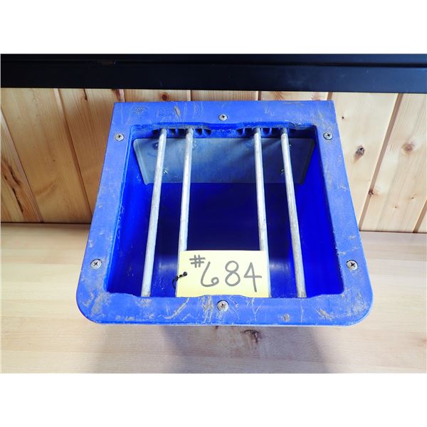 DURAFLEX 9 QUART FOAL FEEDER