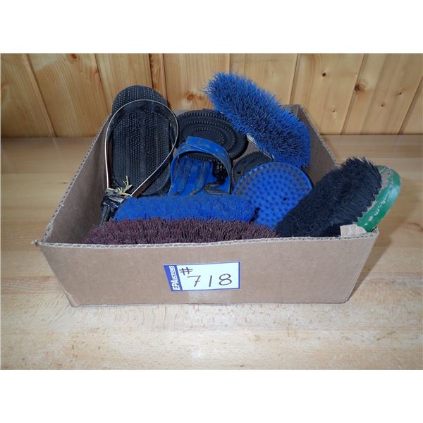 ASSORTED GROOMING EQUIPMENT