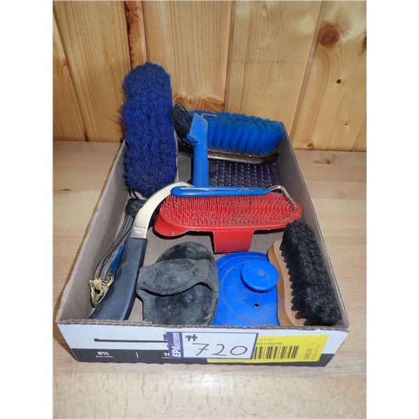 ASSORTED GROOMING EQUIPMENT