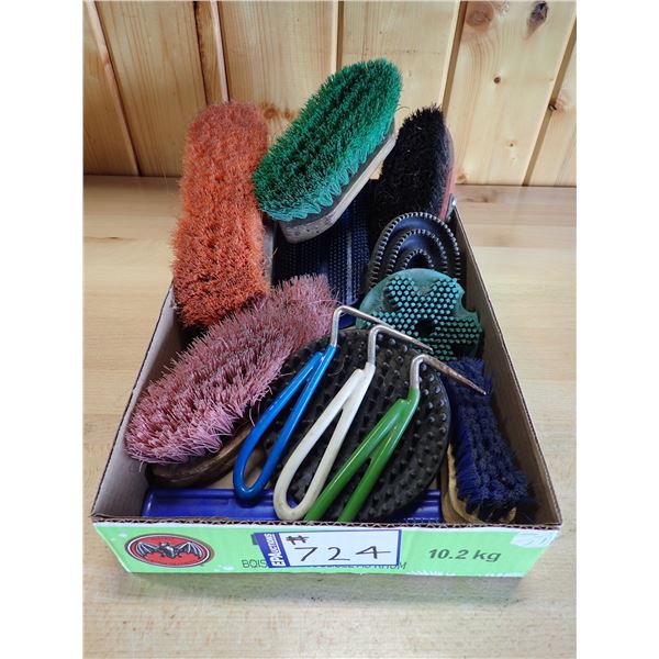 ASSORTED GROOMING EQUIPMENT