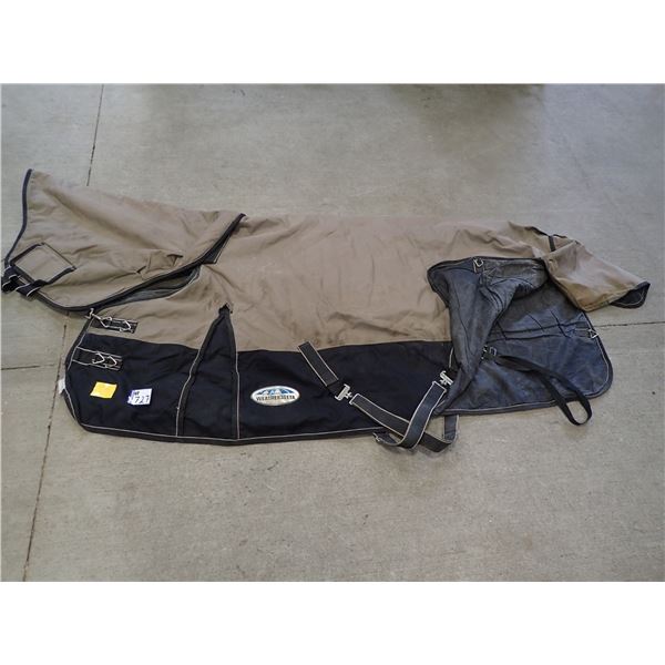 WEATHERBEETA WINTER HORSE BLANKET & NECK PIECE (MISSING 1 BREAST STRAP & LEG STRAP), SIZE 75