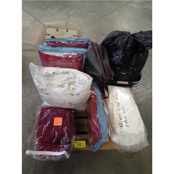 PALLET OF HOUSEHOLD; BEDDING, PILLOWS, COMFORTER, DUVET & TRAVEL BAG