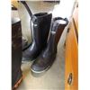 Image 2 : 2 PAIRS STEEL TOE RAIN BOOTS BAFFIN SIZE 9, QUADTRA SIZE 12 AND CONAIR STEAMER
