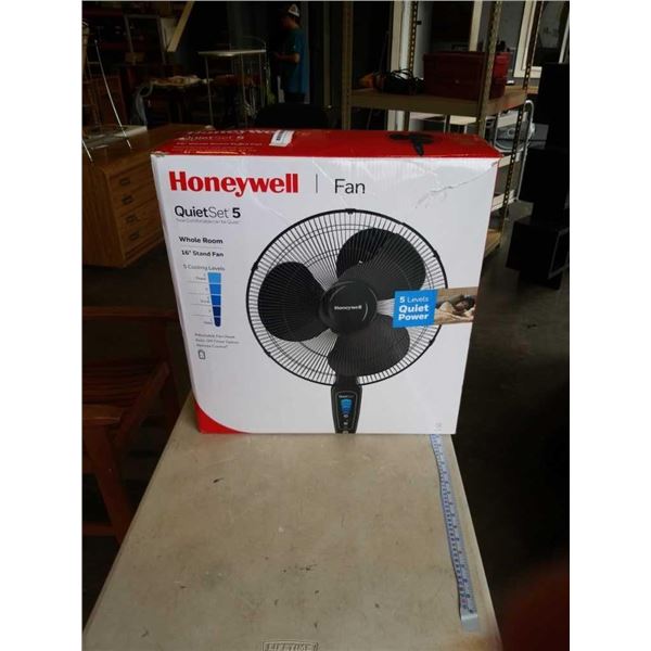 AS NEW HONEYWELL QUIETSET5 16 INCH WHOLE ROOM STA ND FAN TESTED WORKING