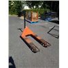 Image 8 : ORANGE BT PALLET JACK - WORKING