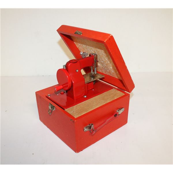 VINTAGE CHILDRENS MINI SEWING MACHINE