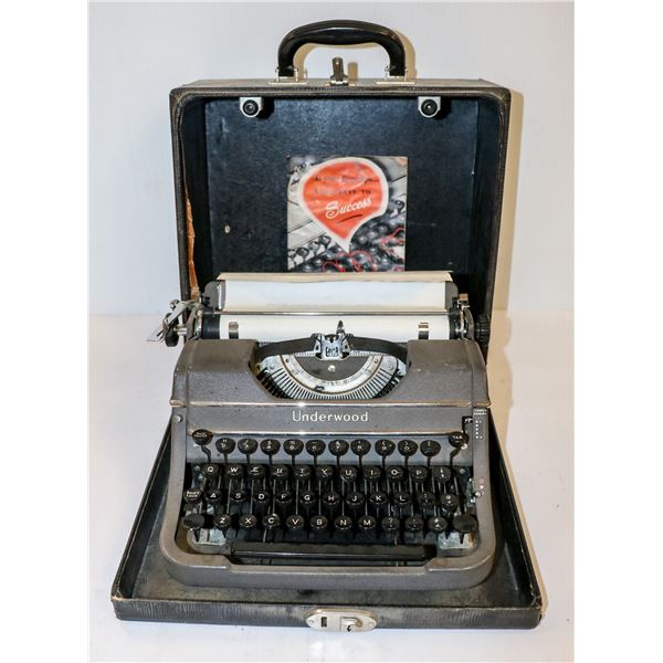VINTAGE UNDERWOOD PORTABLE TYPEWRITER IN CASE
