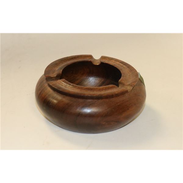 1965 WOODEN NICARAGUA ASHTRAY WITH INSET COIN