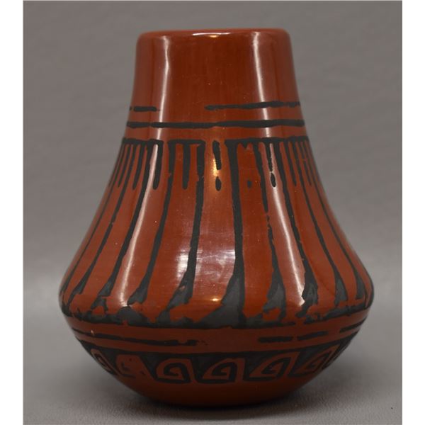 NATIVE AMERICAN SANTA CLARA POTTERY VASE BY MINNIE