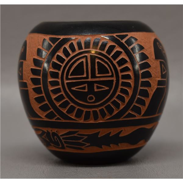 NATIVE AMERICAN SAN JUAN POTTERY VASE  BY TOM AND SUE TAPIA