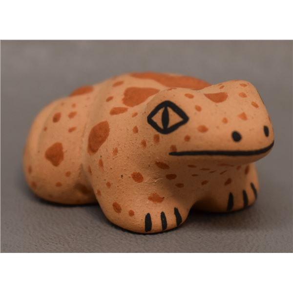 NATIVE AMERICAN ZUNI POTTERY FROG SIGNED