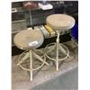 Image 2 : 2 SWIVEL STOOLS